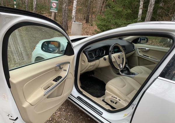 Volvo V60 cena 57900 przebieg: 120700, rok produkcji 2016 z Warszawa małe 211